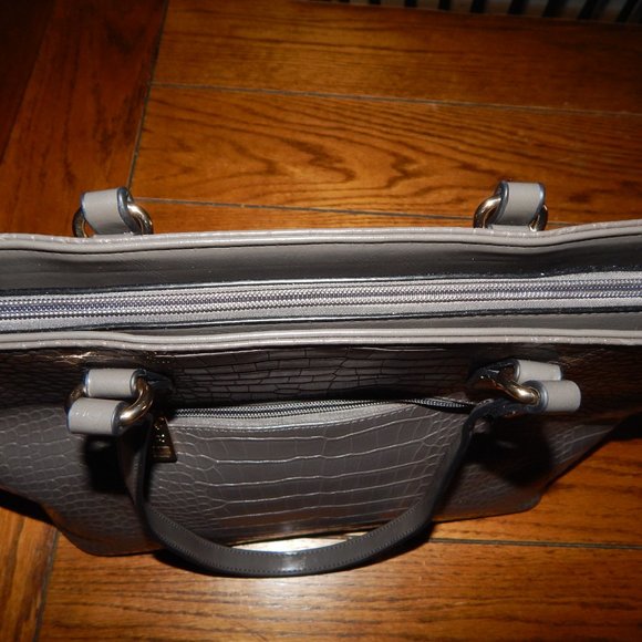 Michaela 3 piece Handbag -Tote - Purse  with goldtone hardware - Picture 5 of 8